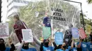 Aktivis lingkungan mengangkat poster bertuliskan pesan-pesan saat melakukan demonstrasi di depan Balai Kota DKI Jakarta, Jumat (16/9/2022). Aksi tersebut memperingati satu tahun kemenangan warga negara untuk hak udara bersih. Meski telah menang, menurut mereka belum ada satu pun putusan hakim yang dijalankan para tergugat. (Liputan6.com/Faizal Fanani)