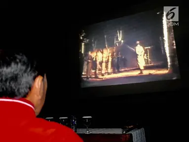 Presiden Joko Widodo saat mengikuti nonton bareng film 'Pengkhianatan G30S/PKI' di Bogor (29/9). Jokowi yang menggunakan jaket merah duduk dibarisan depan nonton bersama jajaran TNI, Polri dan masyarakat Bogor. (Foto: Laily Rachev - Biro Pers Setpres)