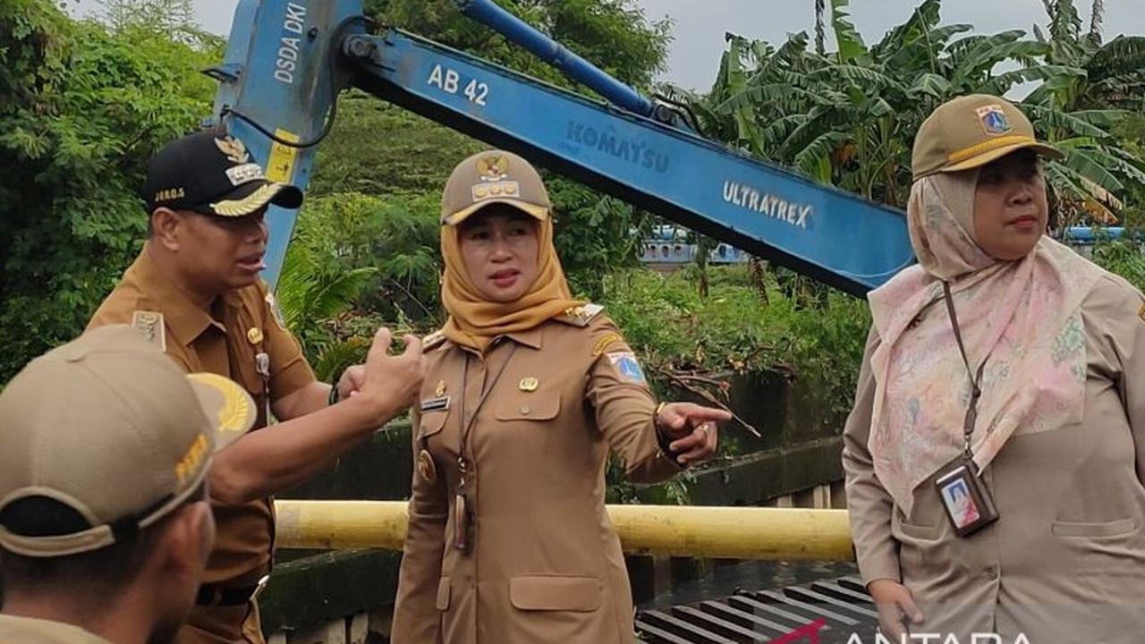 Wali Kota Jakbar Pimpin Pembersihan Sampah Pascabanjir Jakarta Barat