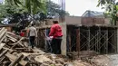 Penyidik Bareskrim Polri saat menyegel rumah yang diduga milik Indra Kesuma atau Indra Kenz di Cluster Narada Sutera Alam Sutera, Serpong Utara, Tangerang Selatan, Jumat (18/3/2022). Pengejaran aliran dana Indra Kenz termasuk ke orang-orang dan aset-aset yang dimilikinya. (Liputan6.com/JohanTallo)