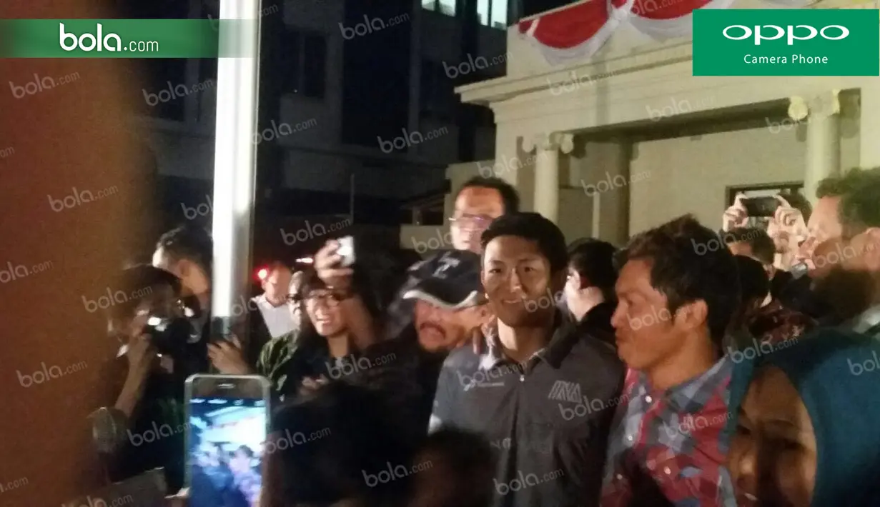 Ratusan warga Indonesia dan asing hadir demi berjumpa dengan Rio Haryanto yang akan memulai debutnya di balapan F1 Seri Australia, Rabu (16/3/2016). (Bola.com/Yus Mei Sawitri)