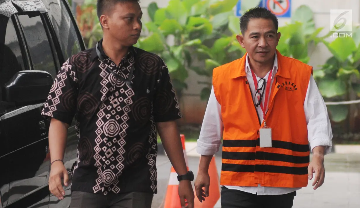 Anggota DPRD Kota Malang Suprapto berjalan memasuki gedung KPK, Jakarta, Rabu (18/4). Suprapto diperiksa sebagai tersangka dalam kasus dugaan suap terkait pembahasan APBD-P Pemerintahan Kota Malang TA 2015. (merdeka.com/Dwi Narwoko)