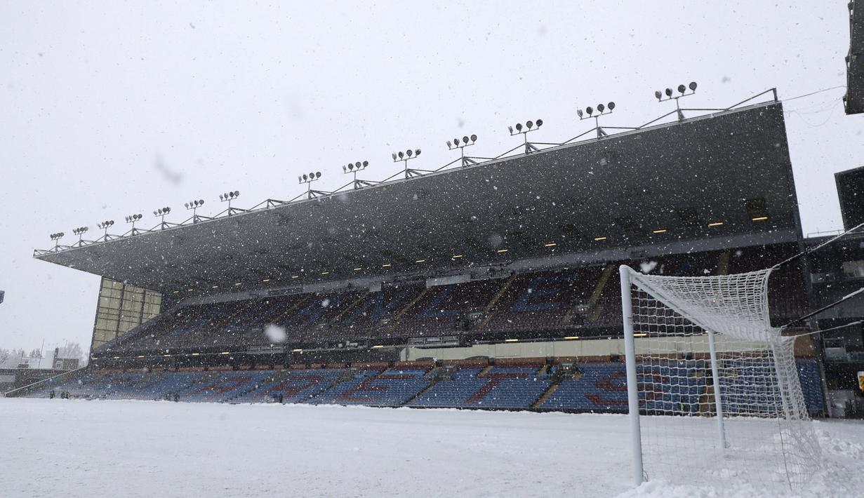 Pihak Burnley selaku tuan rumah sudah berusaha keras, tapi dalam waktu 10 menit saja, lapangan sudah kembali tertutup salju lagi. (AP Photo/Rui Vieira)