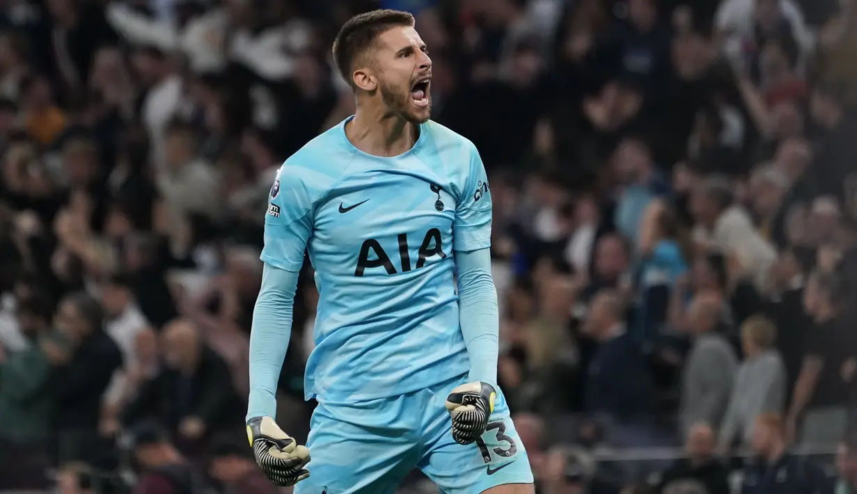 Tottenham Hotspur beruntung mendapatkan pengganti Hugo Lloris dalam sosok kiper anyar mereka, Guglielmo Vicario. Didatangkan dari Empoli, penampilan kiper asal Italia berusia 26 tahun ini mampu menjadi benteng kukuh di bawah mistar. Selalu diturunkan dalam 7 laga di Premier League 2023/2024, Spurs dibawanya tak terkalahkan dengan mencatat 6 kemenangan dan 2 hasil imbang yang membawa klub asal London tersebut nangkring di posisi runner-up klasemen sementara dengan 17 poin. (AP Photo/Alberto Pezzali)