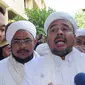 Ketua FPI Habib Rizieq memberi keterangan saat tiba menghadiri gelar perkara terbuka terbatas kasus dugaan penistaan agama oleh Basuki T Purnama di Gedung Rupatama, Mabes Polri, Jakarta, Selasa (15/11). (Liputan6.com/Helmi Afandi)