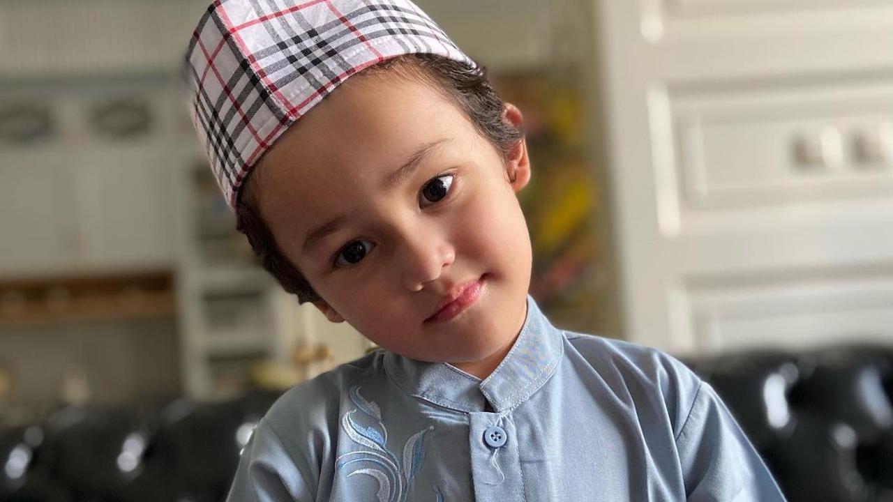 Saka memiliki paras ganteng. Penampilannya makin mencuri perhatian.