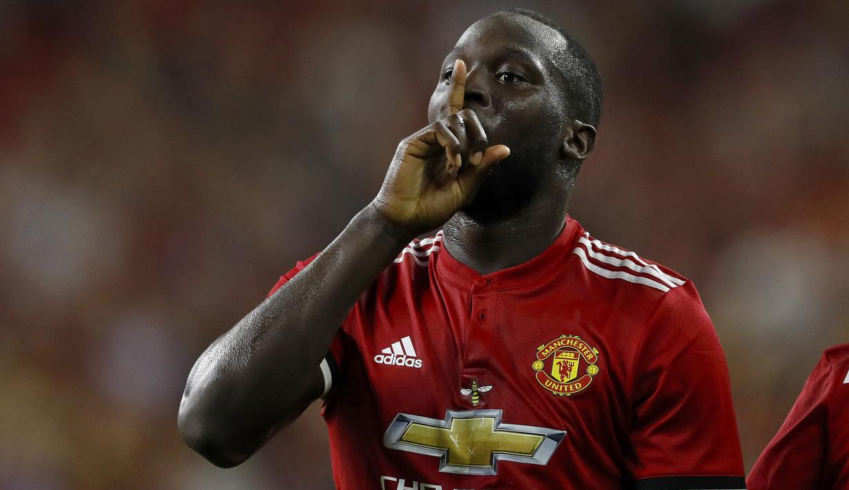  Romelu Lukaku ditebus The Red Devils dari Everton dengan nilai transfer yang mencapai 75 juta poundsterling (Rp 1,3 triliun) pada 10 Juli 2017. Bersama Manchester United, Lukaku sepakat menandatangani kontrak berdurasi lima musim. (AFP/Aaron M. Sprecher)