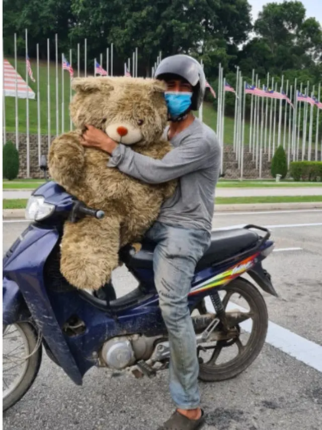 Kisah Pria Pungut Boneka Beruang di Tempat Sampah untuk Anaknya, Bikin Haru