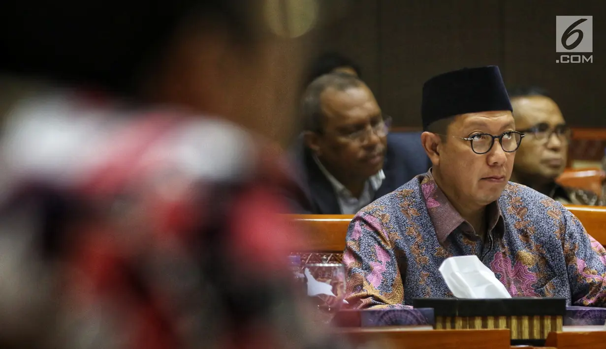 Menteri Agama Lukman Hakim Syaifuddin mengikuti rapat kerja dengan Komisi VIII DPR di Kompleks Parlemen Senayan, Jakarta, Kamis (19/9/2019). Rapat tersebut menyepakati RUU Pesantren dan Pendidikan Keagamaan diubah menjadi RUU Pesantren. (Liputan6.com/Johan Tallo)