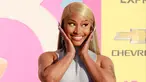 Nicki Minaj tiba untuk pemutaran perdana dunia film "Barbie" di Shrine Auditorium, Los Angeles, Amerika Serikat, 9 Juli 2023. Nicki Minaj tampil memukau saat dia memamerkan lekuk tubuhnya yang menakjubkan dalam ansambel ungu pada acara tersebut. (Michael Trans/AFP)