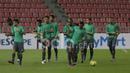 Aksi Para pemain Timnas Indonesia melakukan pemanasan pada sesi uji coba lapangan di Stadion Rajamangala, Thailand, (16/12/2016). (Bola.com/Vitalis Yogi Trisna)