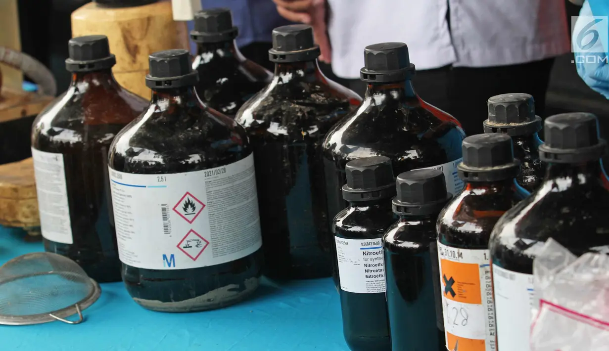 Barang bukti bahan kimia yang digunakan untuk membuat narkotika cair diperlihatkan BNN saat rilis di Jakarta, Kamis (21/12).  BNN mengamankan 6 orang tersangka dengan barang bukti alat produksi serta bahan pencampur. (Liputan6.com/Herman Zakharia)