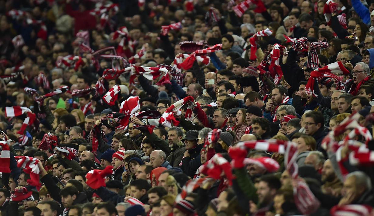 Para suporter Athletic Bilbao merayakan gol kemenangan atas Barcelona. Selanjutnya, Barcelona akan menjamu Athletic Bilbao pada pertandingan leg kedua, di Camp Nou, Kamis (12/1/2017). (AP/Alvaro Barrientos)