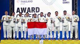 Tim Bulutangkis Putra Indonesia memamerkan medali saat di podium usai memastikan meraih medali emas di SEA Games Thailand 2025 di Gymnasium 4, Thammasat University Rangsit Campus, Pathum Thani, Rabu (10/12/2025). (Dok. PBSI)