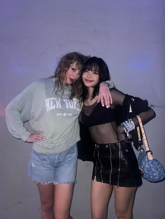 <p>Dalam carousel Instagram Lisa, Taylor Swift terlihat melingkarkan lengannya di bahu Lisa sambil menyandarkan kepalanya. Dia mengenakan hoodie berwarna abu-abu yang dipadukan dengan celana pendek denim. (Foto: Instagram/ lalalalisa_m)</p>