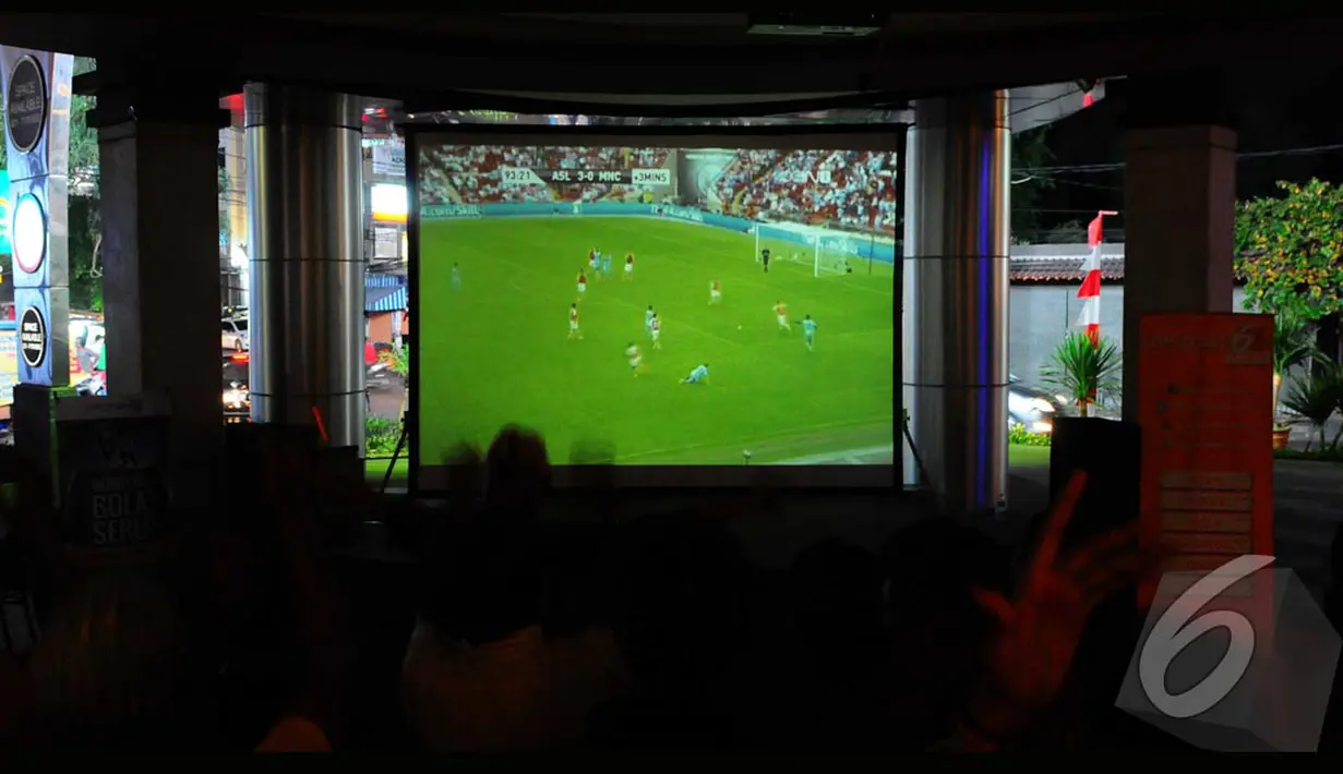 Sebuah layar lebar sengaja dipasang untuk memuaskan dahaga para pencinta Arsenal dan Man City, Kemang, Minggu (10/8/2014) (Liputan6.com/Andrian M Tunay)