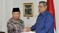 Presiden Susilo Bambang Yudhoyono (kanan) membayar zakat penghasilan dan fitrah anggota keluarganya melalui BAZNAS, (23/7/2014). (ANTARA FOTO/Andika Wahyu)
