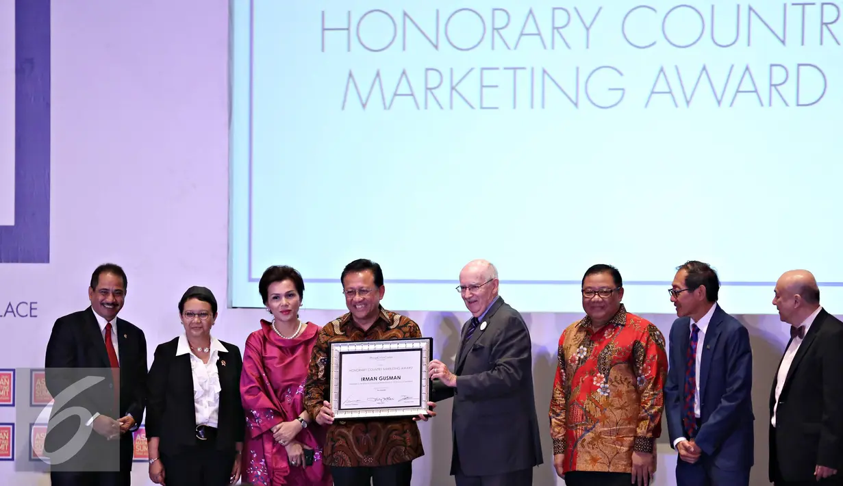 Ketua DPD RI Irman Gusman (keempat kiri) didampingi para menteri menerima penghargaan Honorary Country Marketing Award dari Philip Kotler dalam acara The First ASEAN Marketing Summit 2015, Jakarta, Jumat (9/10/2015). (Liputan6.com/Immanuel Antonius)