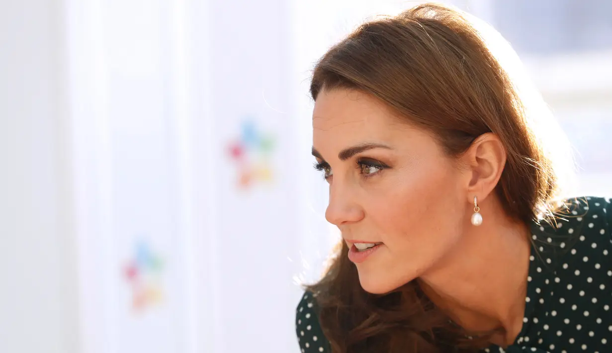 Kate Middleton saat mengunjungi Rumah Sakit Anak Evelina di London, Inggris (11/12). Istri Pangeran William ini tampil cantik dengan balutan gaun polkadot hijau dari L.K. (Chris Jackson/Pool via AP)