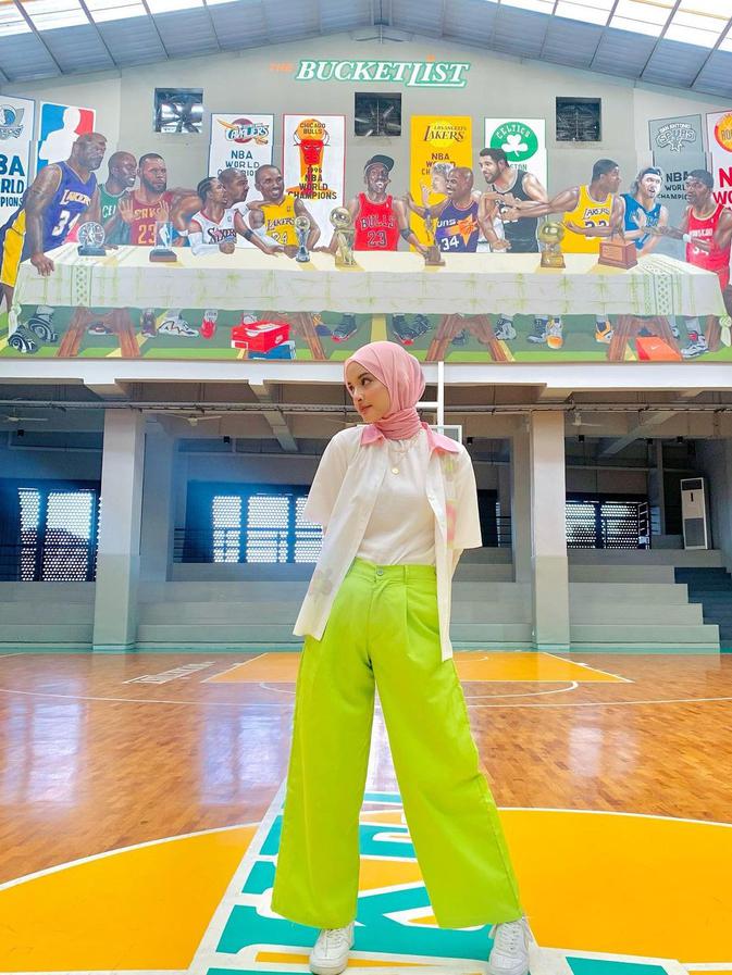 Nabila Ishma tampak mengenakan busana warna warni yang membuat penampilannya terlihat segar dan ekspresif (https://www.instagram.com/p/CcXyL5Ap_aA/)