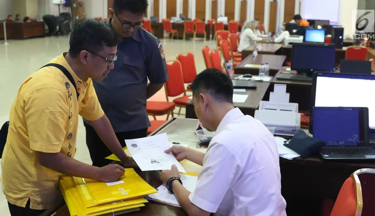Perwakilan pengurus Parpol peserta Pemilu 2019 saat mengajukan perbaikan daftar calon dan syarat calon anggota DPR di Jakarta, Selasa (31/7). KPU membuka pengajuan perbaikan hingga Selasa (31/7) pukul 23.59 WIB. (Liputan6.com/Helmi Fithriansyah)