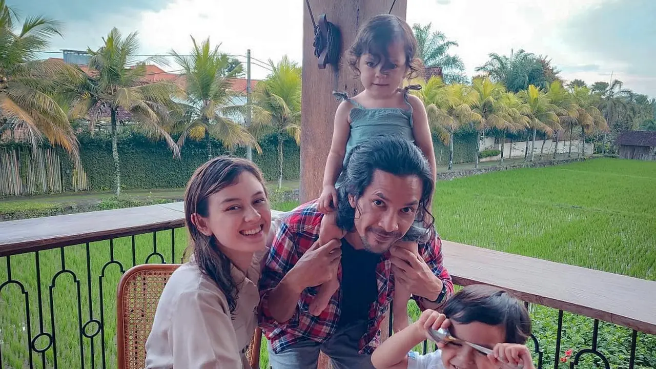 [Fimela] Terlihat Berkarisma, Ini 6 Potret Edward Akbar Saat Momong 2 Anaknya