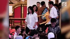 Presiden Jokowi mengundang ratusan anak ke Istana Negara untuk bersama-sama menyaksikan film Kulari ke Pantai. Uniknya, Presiden mengangkat kursinya sendir di tengah kerumunan anak-anak.