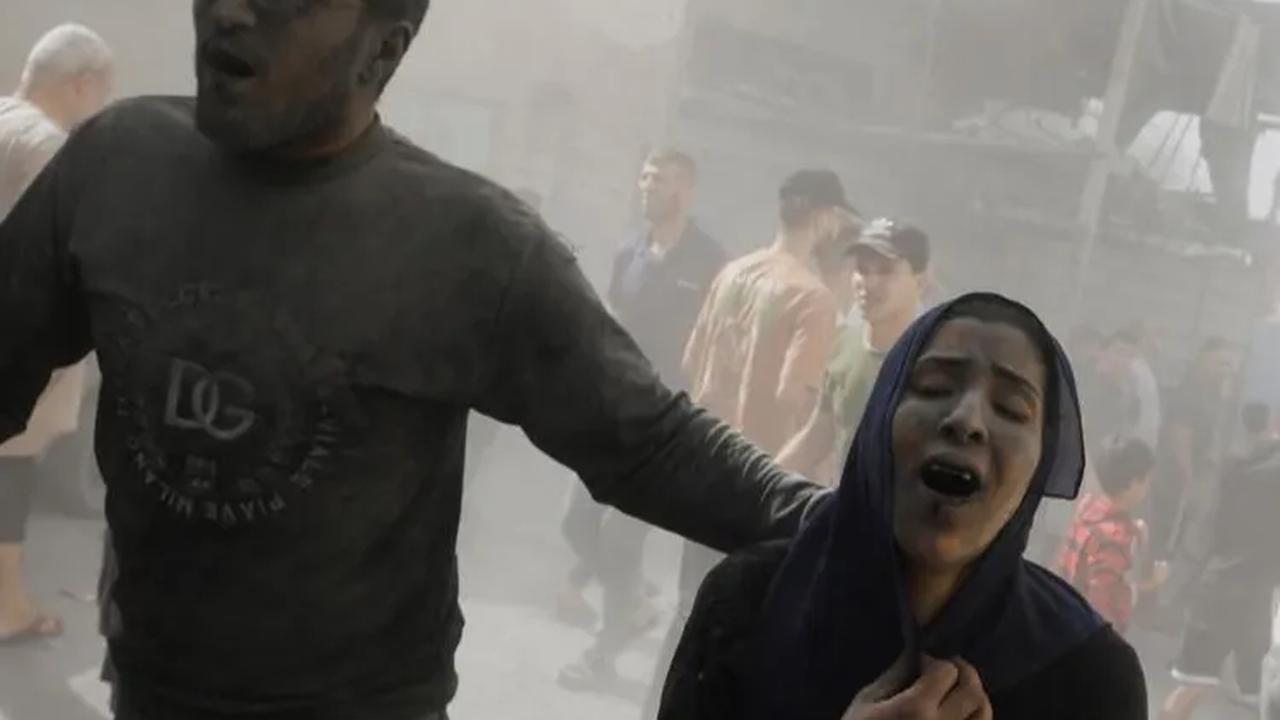 Sebagian dari mereka ada yang histeris saat berlarian untuk menyelamatkan diri dari serangan Israel yang menghantam rumah-rumah di Khan Younis di selatan Jalur Gaza.