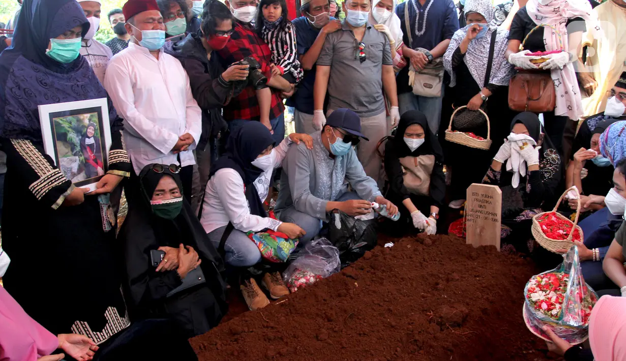 Keluarga mengikuti proses pemakaman terhadap pramugari Nam Air, Isti Yudha Prastika (34) yang menjadi korban jatuhnya pesawat Sriwijaya Air SJ 182, di TPU Pondok Petir, Depok, Sabtu (16/1/2020). Pada saat kejadian Isti dalam status sebagai penumpang Sriwijaya Air. (merdeka.com/Arie Basuki)