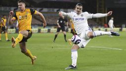 Bek Leeds United, Pascal Struijk (kanan) melepaskan tendangan dibayangi seorang pemain Wolverhampton Wanderers, dalam laga Lanjutan Liga Inggris 2020/21 pekan ke-25 di Molineux Stadium, Jumat (19/2/2021). Leeds kalah 0-1 dari Wolverhampton. (AP/Nick Potts/Pool)
