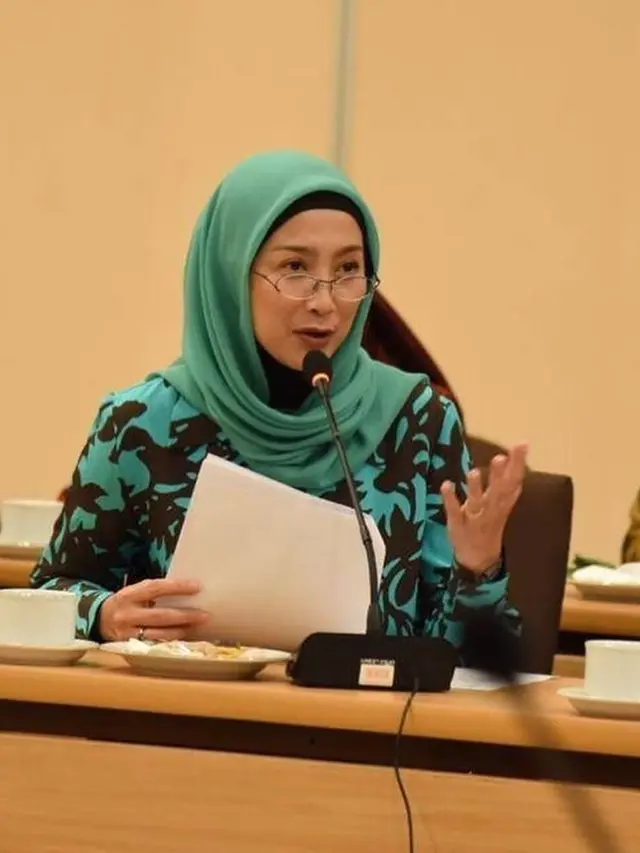 [Fimela] Artis Politik -Desy Ratnasari