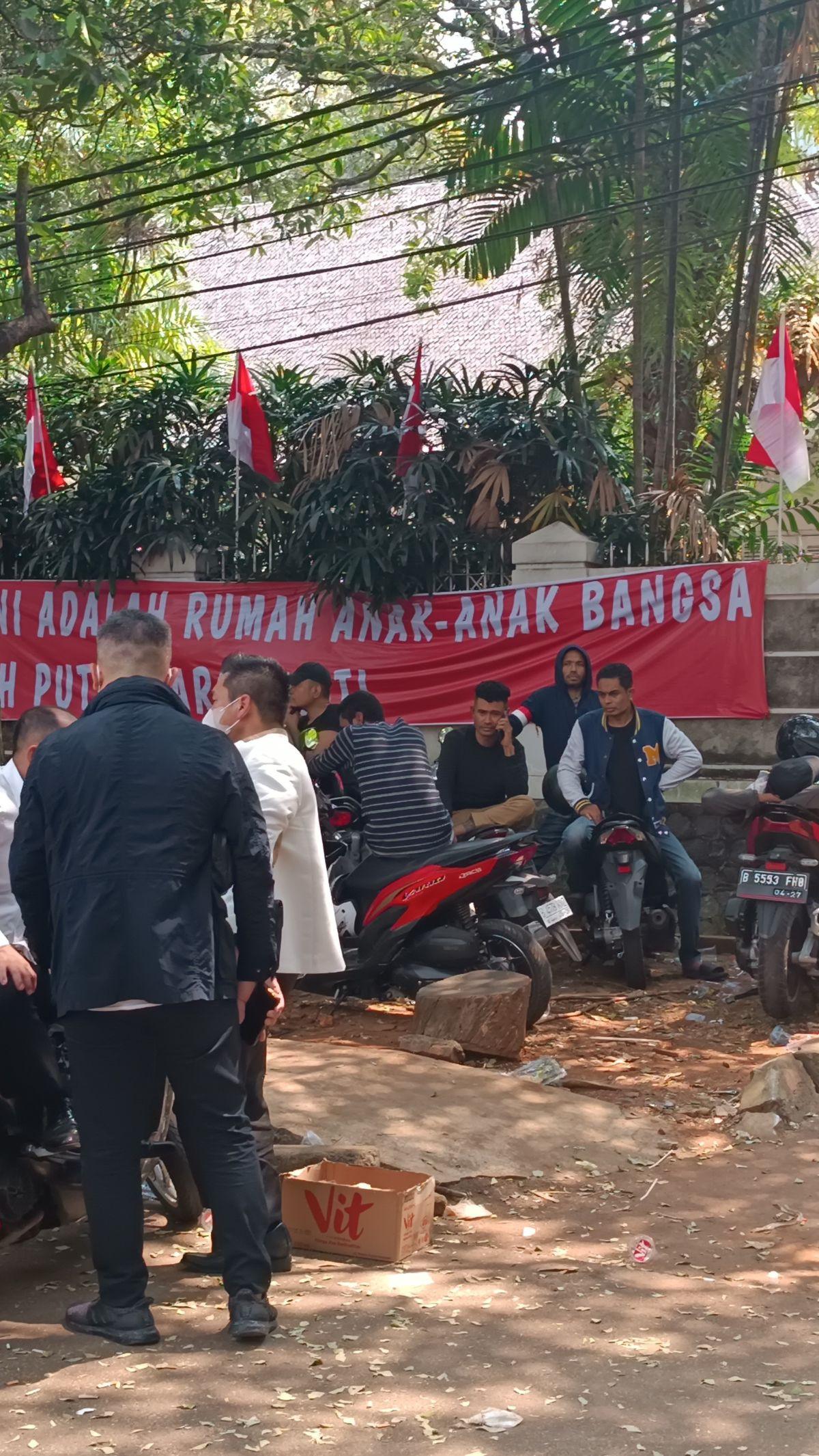 Barang-barang milik Bung Karno itu tersimpan di pelbagai lantai rumah.