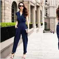 Style elegan dengan sentuhan navy. (via: stylishboard.com)