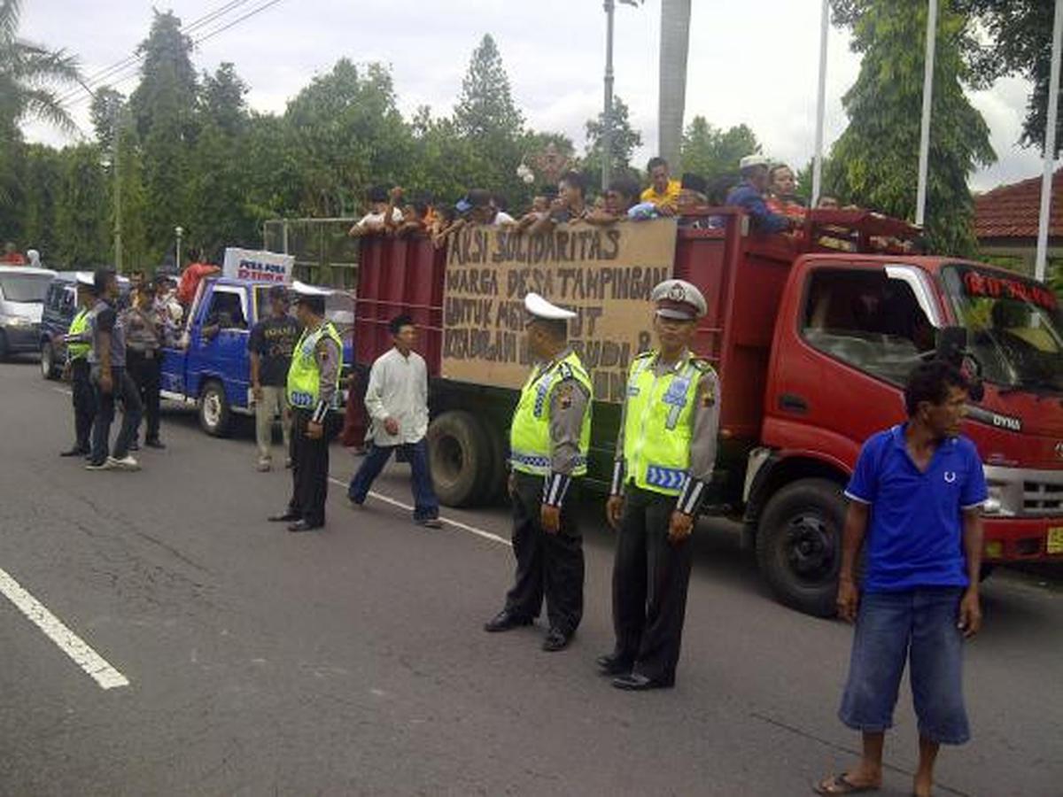 Divonis bebas, 2 terdakwa kasus bambu diarak ratusan warga