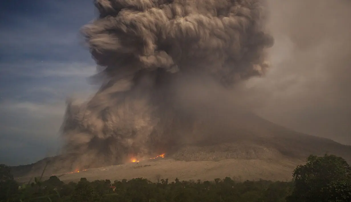 Lava pijar disertai debu vulkanik meluncur di lereng Gunung Sinabung, yang terekam dari Desa Jeraya, Karo, Sumut, Kamis (9/10) malam. Gunung Sinabung yang berstatus Siaga (Level III) sejak sepuluh hari terakhir. (ANTARA FOTO/Endro Lewa)