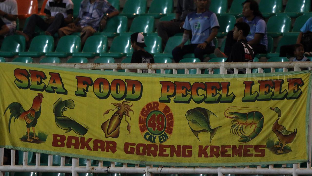 Persela Lamongan, PS TNI, Liga 1 2017, Spanduk Pecel Lele, Bola.com