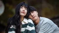 Kehidupannya yang sibuk hampir tidak menyisakan ruang untuk percintaan, namun, dia mendapati dirinya terpikat dan tertarik dengan kemunculan Doona yang tidak terduga. (Foto: Netflix)