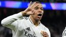 Pemain Real Madrid, Kylian Mbappe melakukan selebrasi setelah mencetak hattrick ke gawang Manchester City dalam laga leg 2 babak play off Liga Champions 2024/2025 di Santiago Bernabeu, Madrid, Rabu (19/02/2025) waktu setempat. (AP Photo/Manu Fernandez)