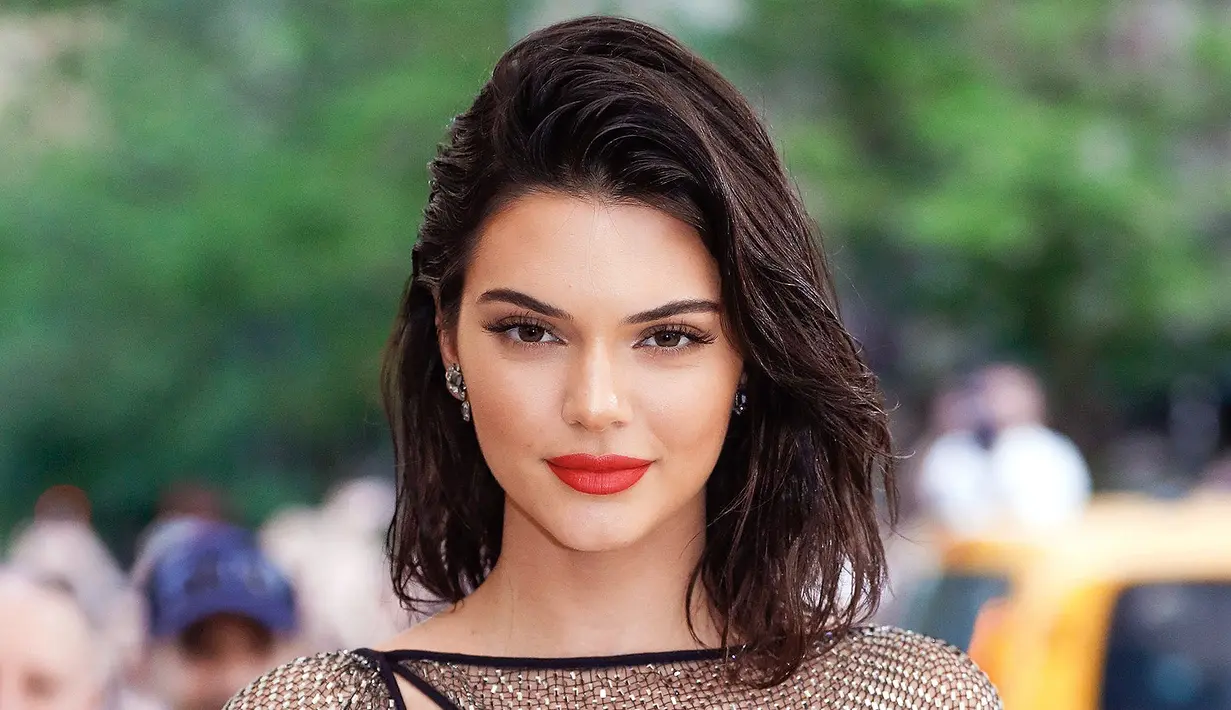 inobatkan sebagai model termahal. Tahun ini ia meraup penghasilan US$22 juta mengalahkan Gisele Bundchen yang menghasilkan US$17,5 juta. (people)