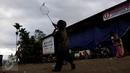 Seorang bocah tampak berusaha memukul kok saat bermain bulu tangkis di pengungsian Sinabung, Desa Batu Karang, Medan, Sabtu (4/7/2015). Sebanyak 1254 jiwa dari desa Gursinayan sudah mengungsi selama 1 bulan. (Liputan6.com/JohanTallo)