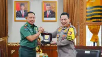 Kapolri Jenderal Listyo Sigit Prabowo saat menerima kunjungan atau Courtesy Call Panglima TNI Jenderal Agus Subiyanto di Mabes Polri, Jakarta Selatan, Selasa (5/12/2023). (Liputan6.com/Nanda Perdana Putra)