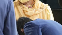 Rosmah Mansor, istri mantan perdana menteri Najib Razak yang dipenjara, tiba untuk mendengarkan vonis dalam sidang korupsinya di pengadilan tinggi di Kuala Lumpur, Kamis (1/9/2022). Istri mantan PM Malaysia itu dituduh meminta suap dengan imbalan kontrak pemerintah, beberapa hari setelah suaminya dipenjara karena korupsi. (AP Photo/Vincent Thian)