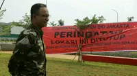 Gubernur DKI Jakarta Anies Baswedan berdiri di dekat spanduk peringatan penyegelan Pulau Reklamasi di Teluk Jakarta, Kamis (7/6). Anies langsung melakukan penyegelan di Pulau B dan D reklamasi. (Liputan6.com/HO/Deka Wira Saputra)