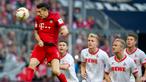 Striker Bayern Munchen, Robert Lewandowski mencetak gol melalui sundulan pada laga Bundesliga melawan FC Koln di Stadion Allianz Arena, Jerman, Sabtu (24/10/2015). Munchen berhasil menang 4-0. (EPA/Sven Hoppe)