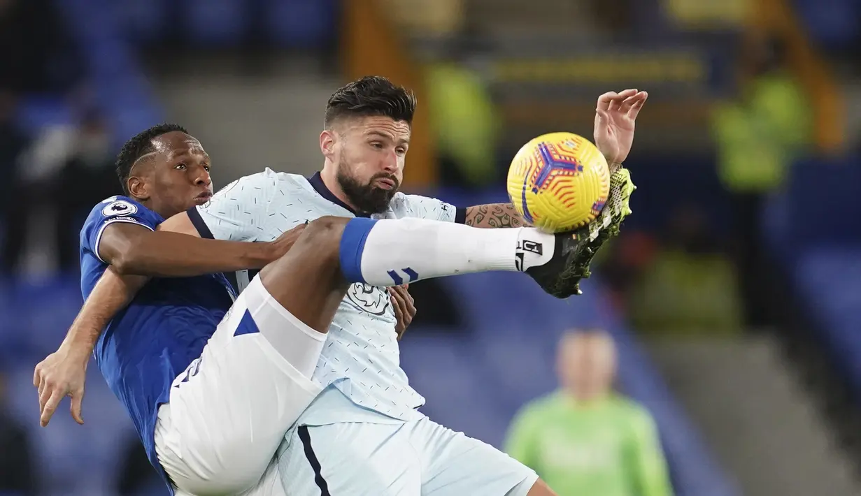 Gelandang Everton, Yerry Mina berusaha merebut bola dari penyerang Chelsea, Olivier Giroud pada pertandignan lanjutan Liga Inggris di Goodison Park di Liverpool, Inggris, Minggu (13/12/2020). Everton menang tipis atas Chelsea 1-0. (AP Photo/Jon Super, Pool)