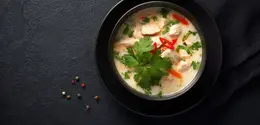 Tidak hanya lezat, creamy chicken soup juga cocok dijadikan menu praktis untuk makan siang maupun makan malam bersama keluarga. (Foto/dok: Freepik/muhammad.abdullah)
