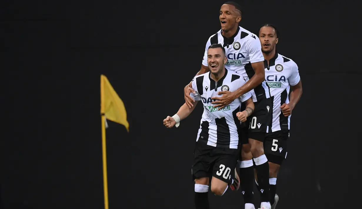 Penyerang Udinese, Ilija Nestorovski (kiri) berselebrasi usai mencetak gol ke gawang Juventus pada pertandingan lanjutan Liga Serie A Italia di Stadion Dacia Arena di Udine (23/7/2020). Udinese menang 2-1 atas Juventus. (AFP Photo/Marco Bertorello)