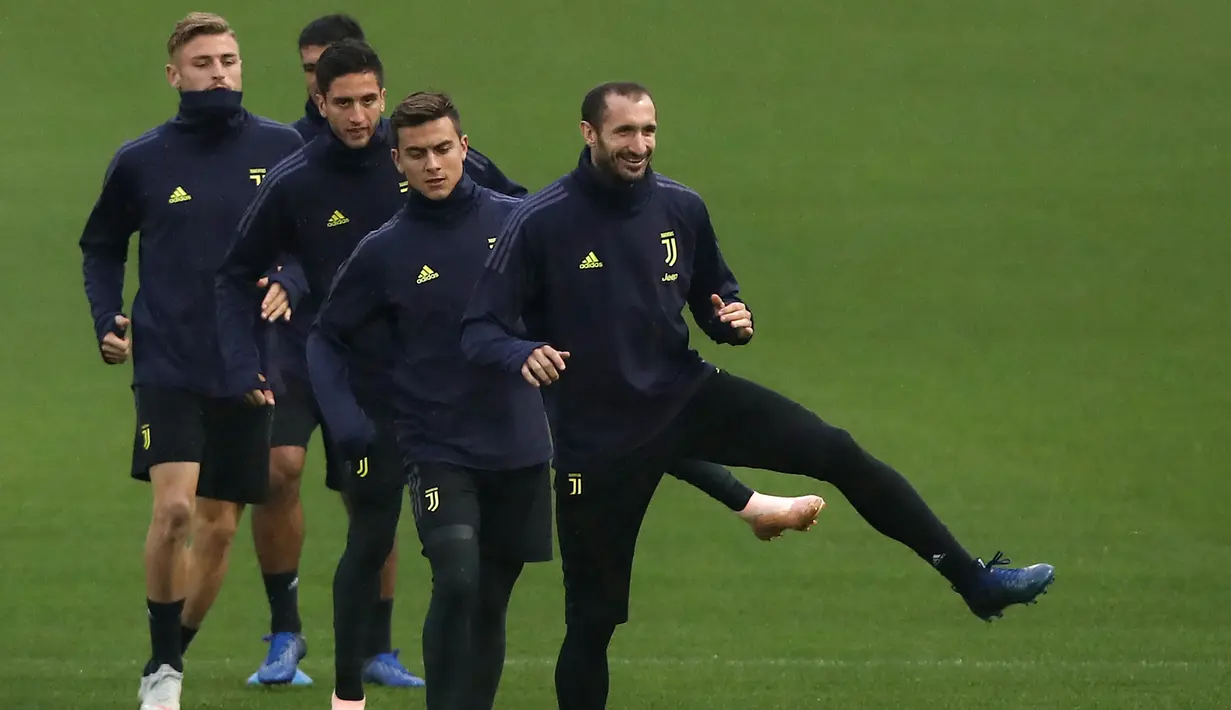 Para pemain Juventus melakukan pemanasan selama latihan tim di Contassina, Turin, Italia (6/11). Saat ini Juventus berada di posisi pertama dengan poin sembilan disusul Manchester United dengan poin enam. (AFP Photo/Isabella Bonotto)