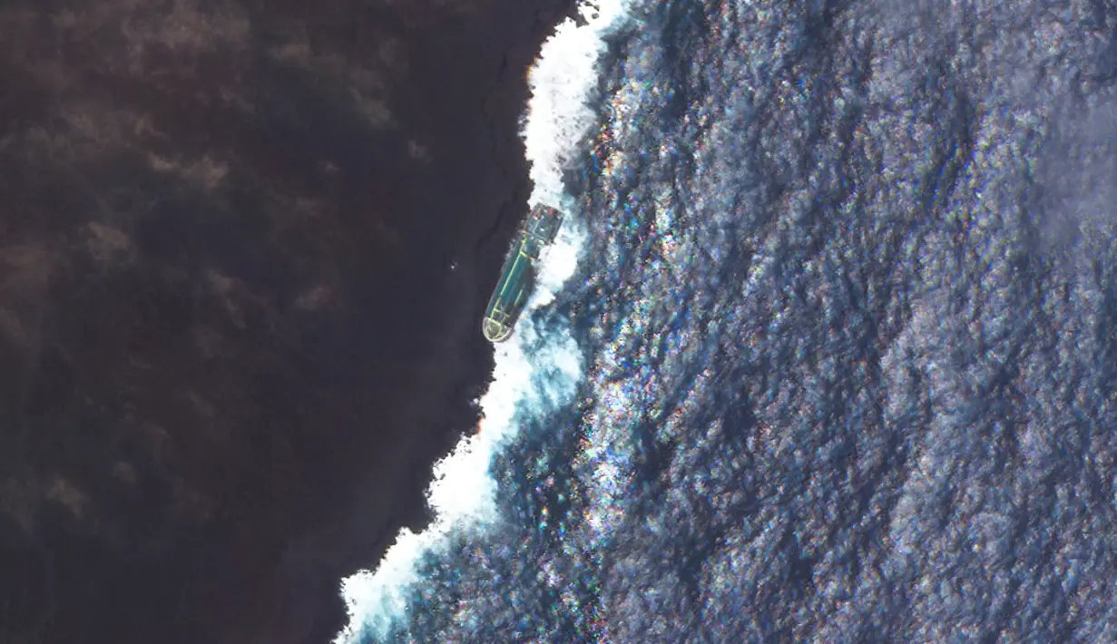 Foto satelit menunjukkan kapal tanker minyak berbendera Mauritius Tresta Star terlihat kandas di pulau Reunion di lepas Madagaskar setelah Topan Batsirai Senin, 7 Februari 2022. (Planet Labs PBC via AP)