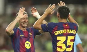 Robert Lewandowski dari Barcelona (kiri) merayakan gol bersama rekannya, Gerard Martin, dalam laga persahabatan antara Barcelona dan Daegu FC di Stadion Daegu, Daegu, Korea Selatan, Senin, 4 Agustus 2025. (Kim Hyun-tea/Yonhap via AP)